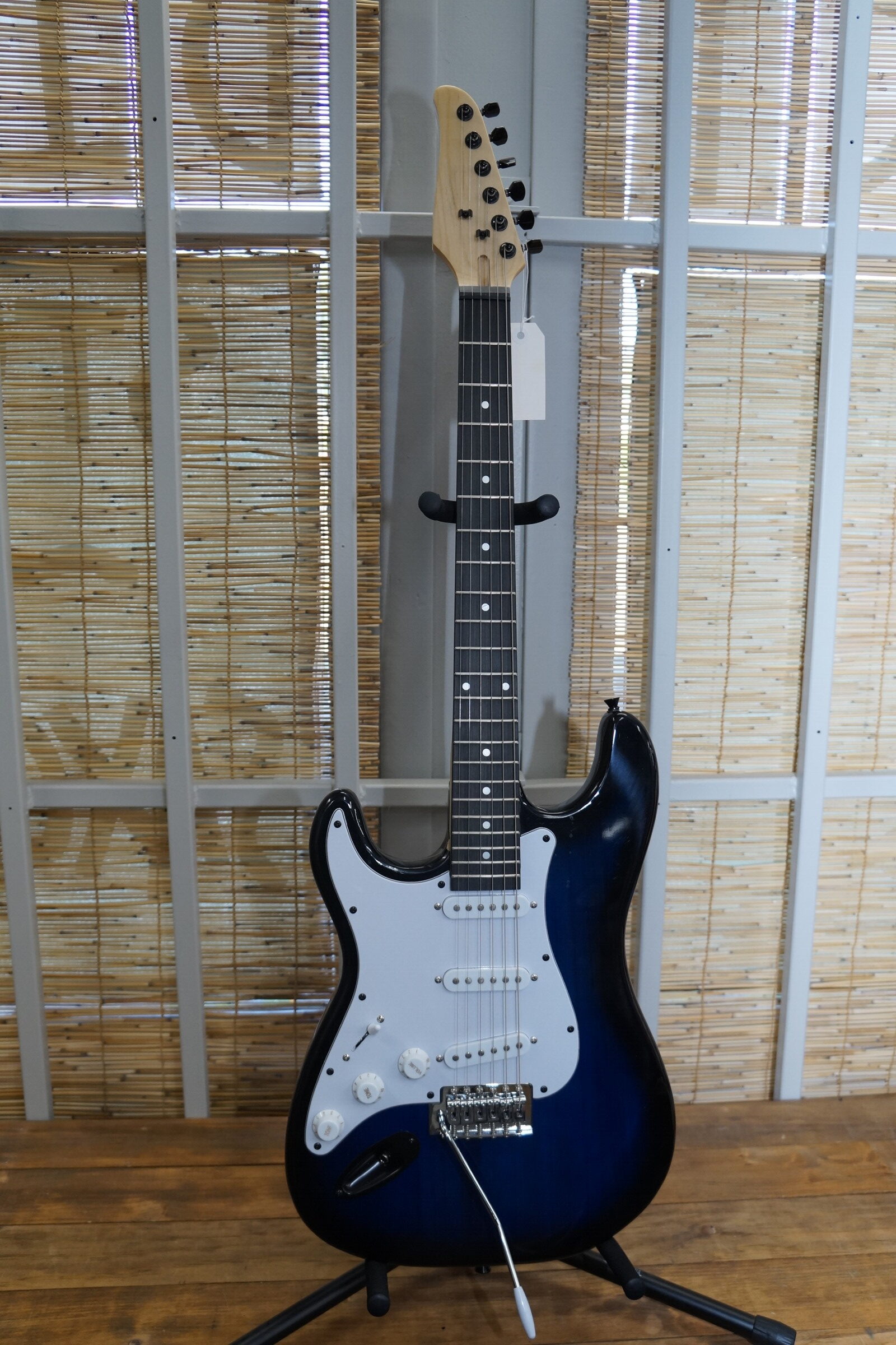 Generic Electric Guitar in SSS Configuaration; Strat Double-Cut Style LH