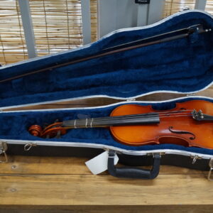 Violin: 3/4 1976 Suzuki Violin with original case and Bow